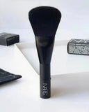 【NARS 便攜化妝掃｜人造纖維・輕巧隨身・補妝必備】 (23/7截 預計8月下旬)